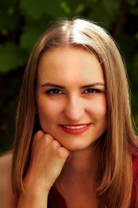 portrait-katharina-mit-hand